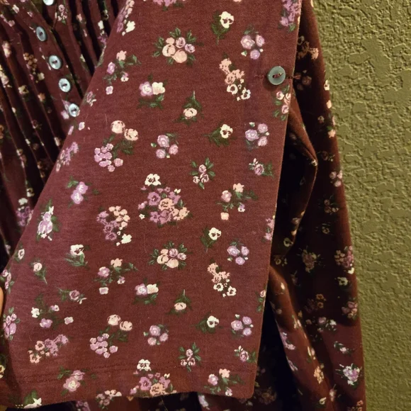 Woman Within Wine Ditsy Floral 3/4 Sleeve Roll Tab Top Pin Tuck Detail 1X 22/24 - Picture 7 of 8